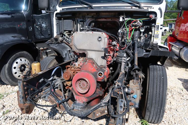 image for item DD1626 2003 Volvo VNL semi truck