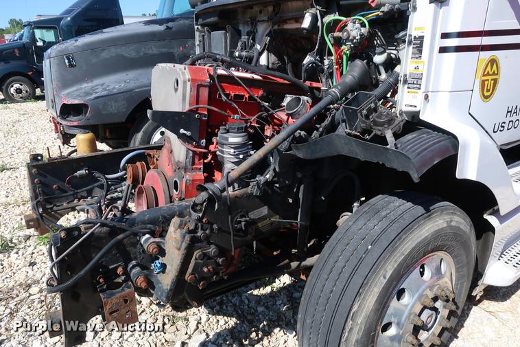 image for item DD1626 2003 Volvo VNL semi truck