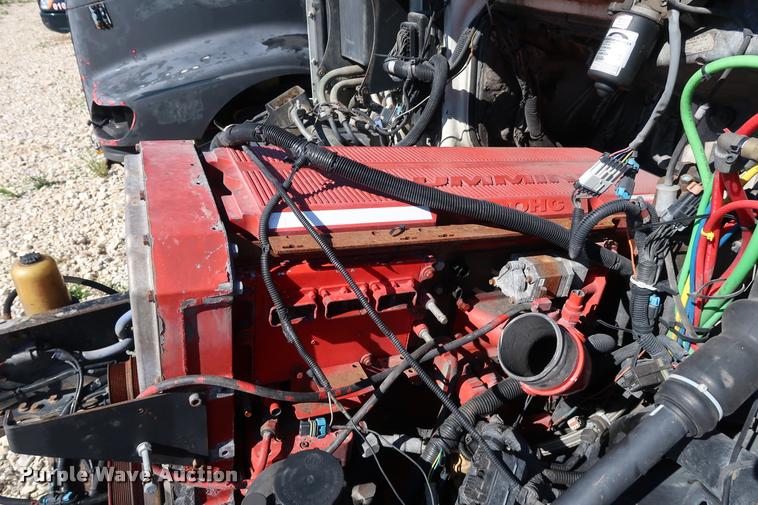 image for item DD1626 2003 Volvo VNL semi truck