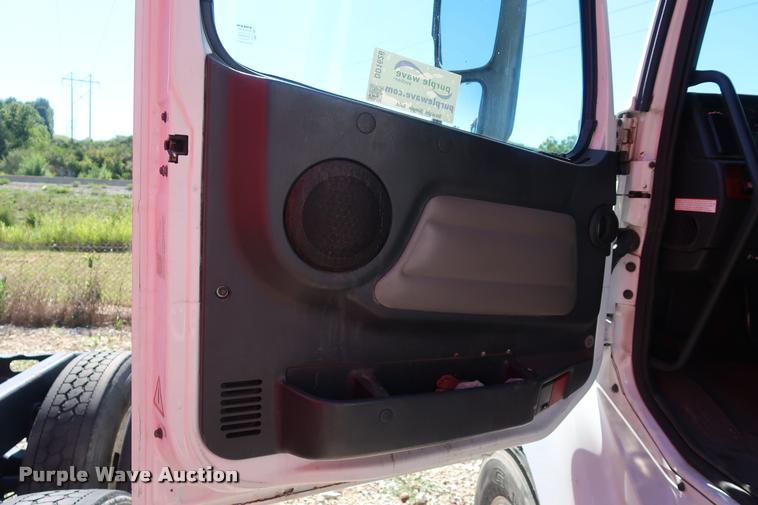 image for item DD1626 2003 Volvo VNL semi truck