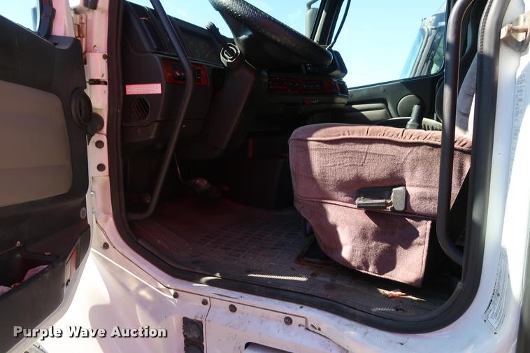 image for item DD1626 2003 Volvo VNL semi truck