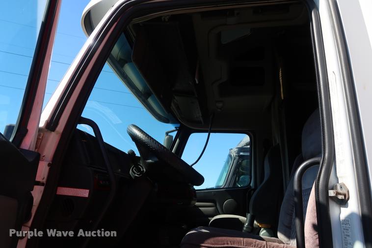 image for item DD1626 2003 Volvo VNL semi truck