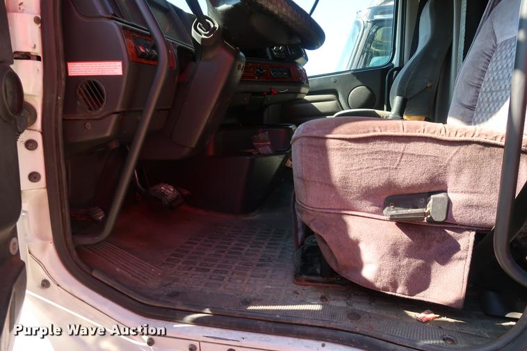 image for item DD1626 2003 Volvo VNL semi truck