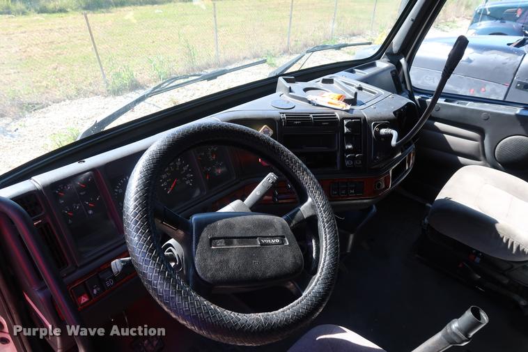image for item DD1626 2003 Volvo VNL semi truck