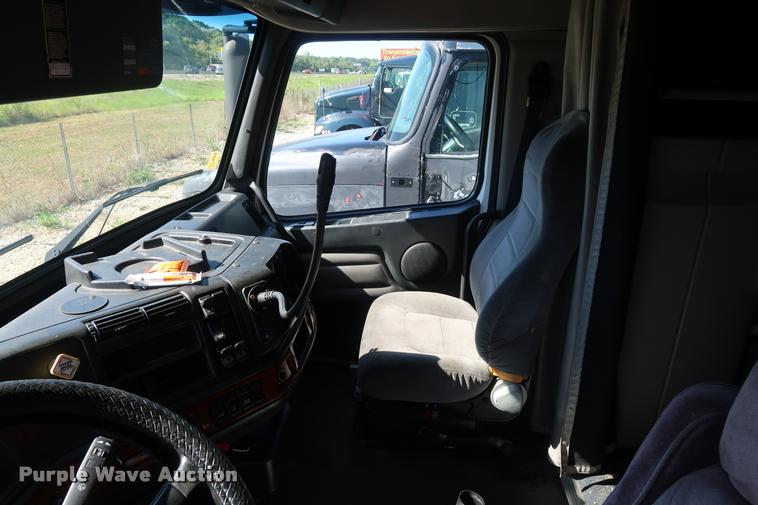 image for item DD1626 2003 Volvo VNL semi truck