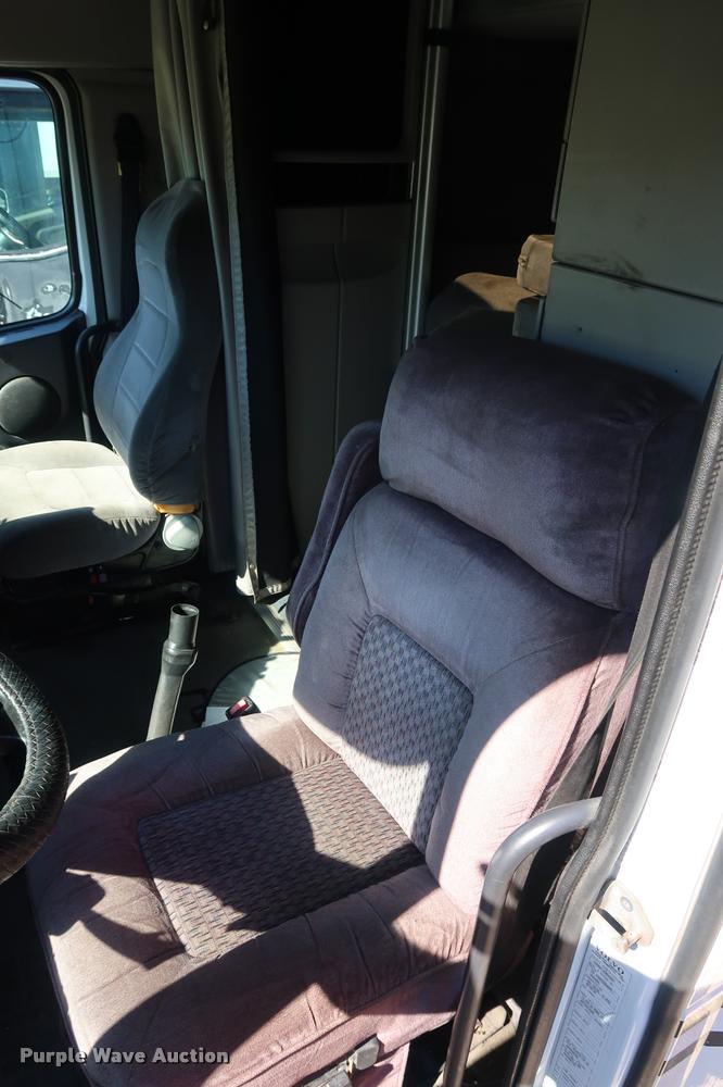 image for item DD1626 2003 Volvo VNL semi truck