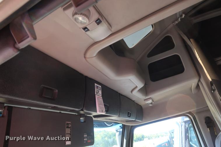 image for item DD1626 2003 Volvo VNL semi truck