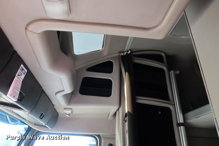 image for item DD1626 2003 Volvo VNL semi truck