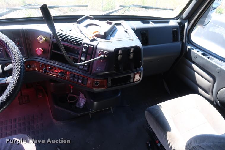 image for item DD1626 2003 Volvo VNL semi truck