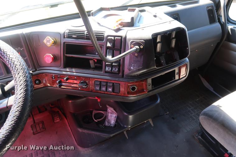 image for item DD1626 2003 Volvo VNL semi truck