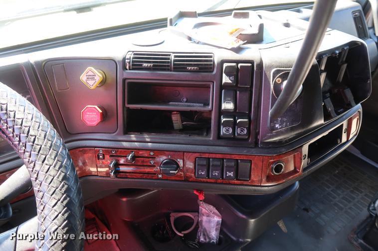 image for item DD1626 2003 Volvo VNL semi truck