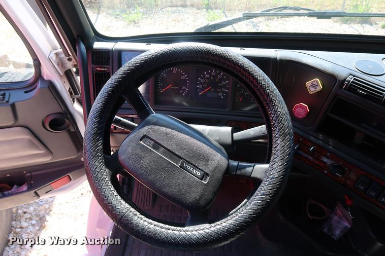 image for item DD1626 2003 Volvo VNL semi truck