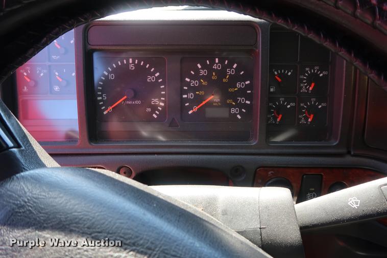 image for item DD1626 2003 Volvo VNL semi truck