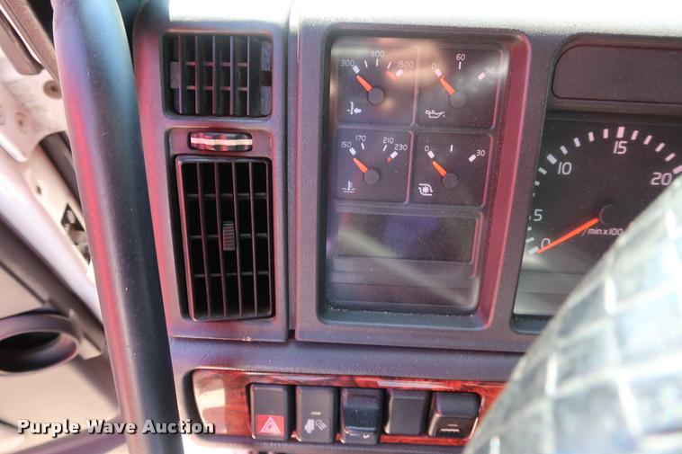 image for item DD1626 2003 Volvo VNL semi truck