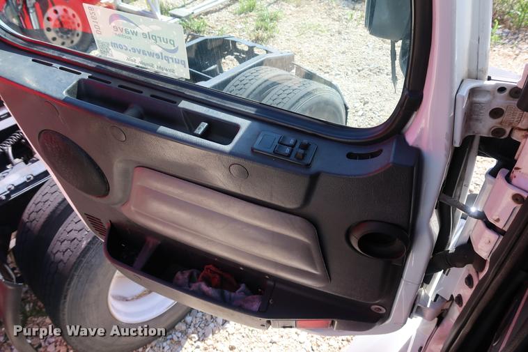 image for item DD1626 2003 Volvo VNL semi truck