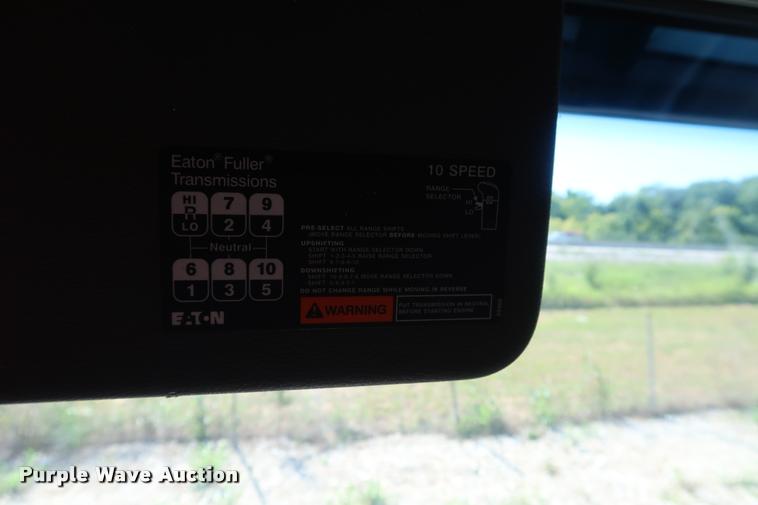 image for item DD1626 2003 Volvo VNL semi truck