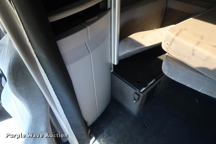 image for item DD1626 2003 Volvo VNL semi truck