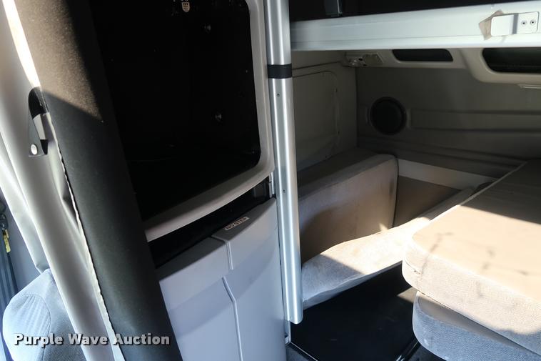 image for item DD1626 2003 Volvo VNL semi truck