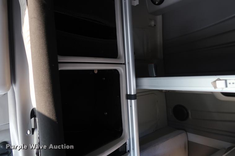 image for item DD1626 2003 Volvo VNL semi truck