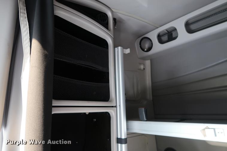 image for item DD1626 2003 Volvo VNL semi truck