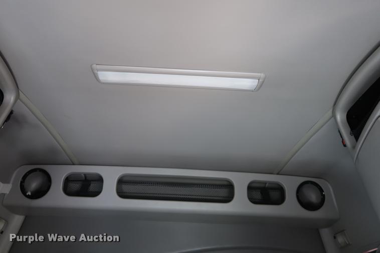 image for item DD1626 2003 Volvo VNL semi truck