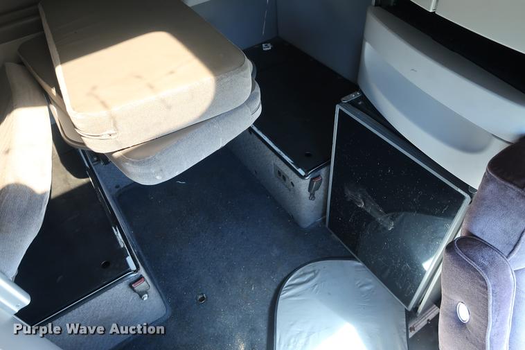 image for item DD1626 2003 Volvo VNL semi truck