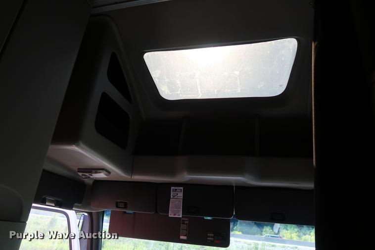 image for item DD1626 2003 Volvo VNL semi truck