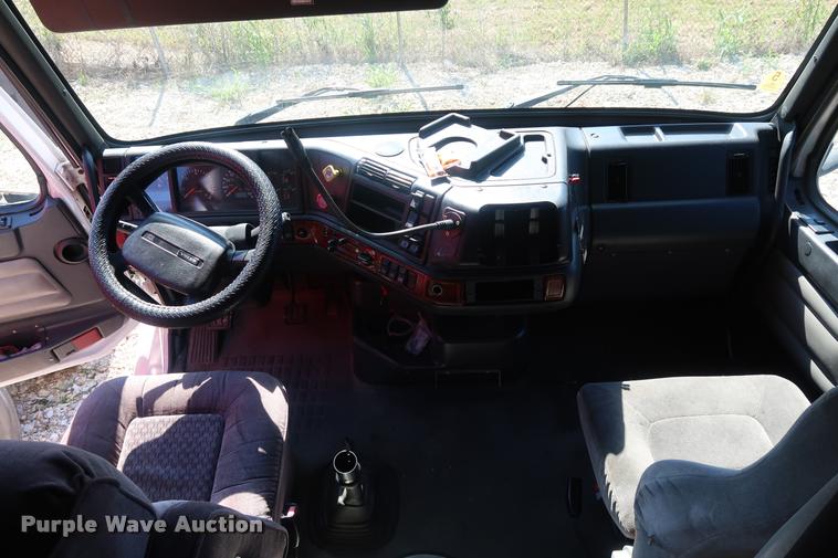 image for item DD1626 2003 Volvo VNL semi truck
