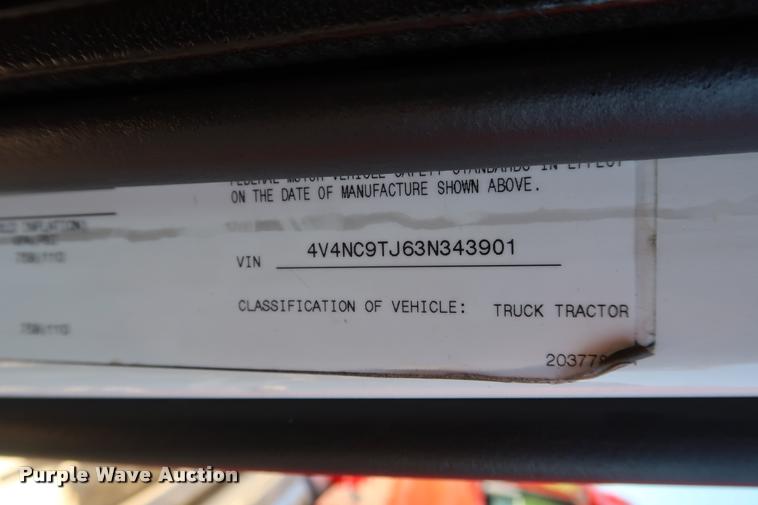 image for item DD1626 2003 Volvo VNL semi truck