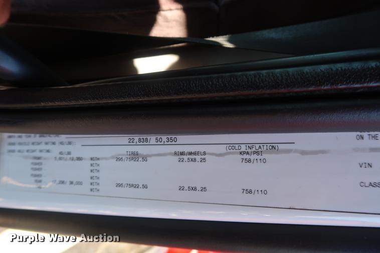 image for item DD1626 2003 Volvo VNL semi truck