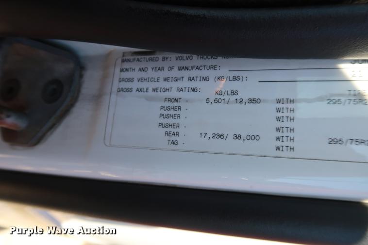 image for item DD1626 2003 Volvo VNL semi truck