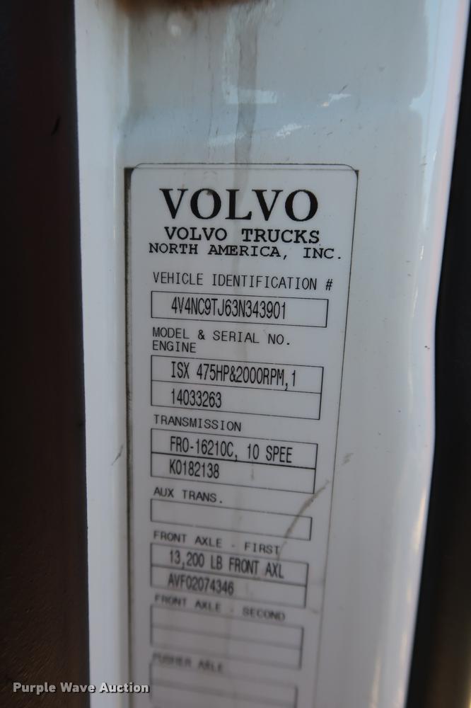 image for item DD1626 2003 Volvo VNL semi truck