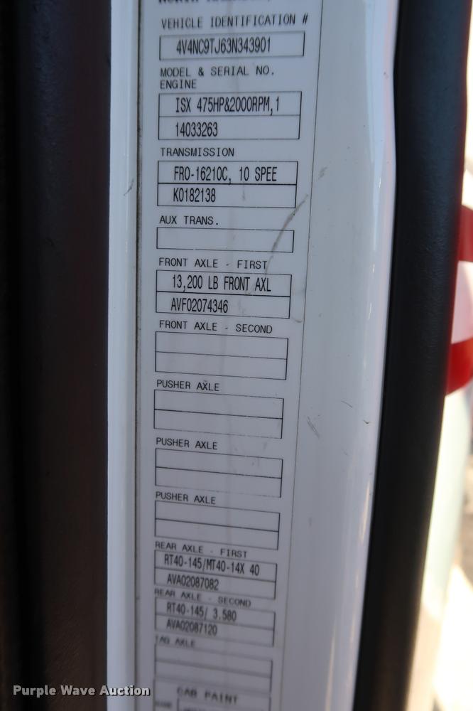 image for item DD1626 2003 Volvo VNL semi truck