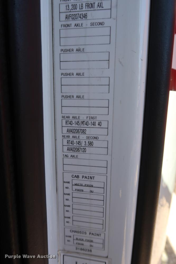 image for item DD1626 2003 Volvo VNL semi truck