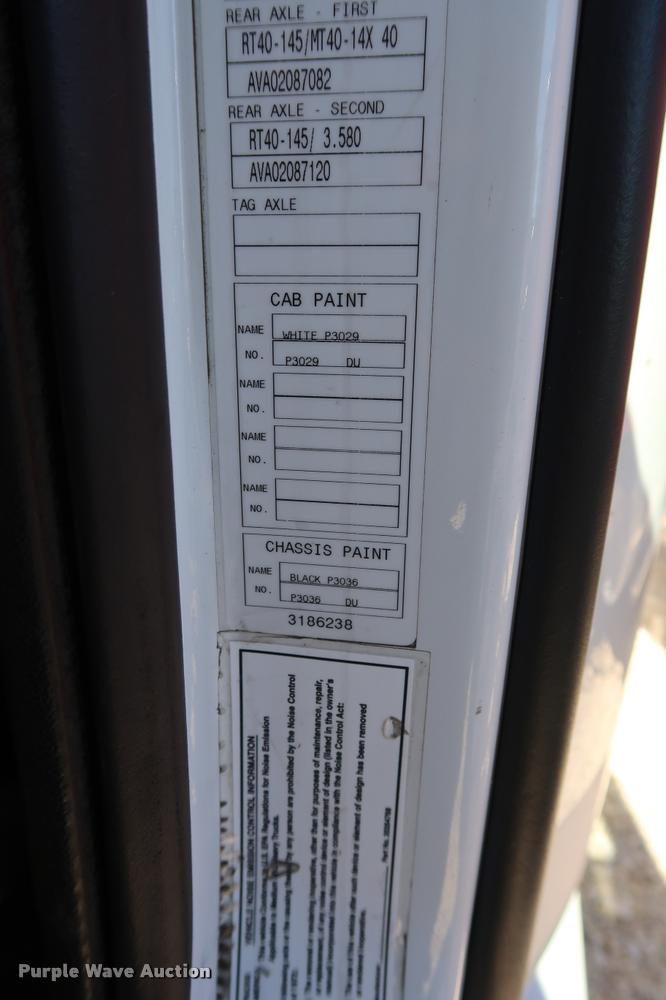 image for item DD1626 2003 Volvo VNL semi truck