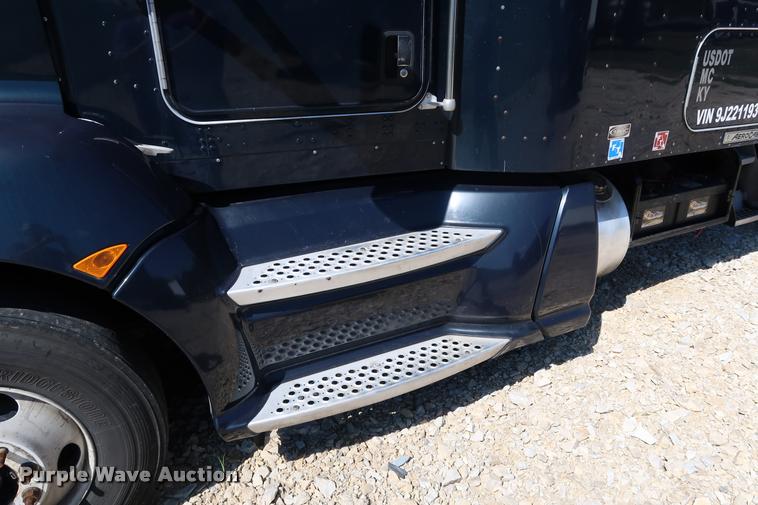image for item DD1630 2009 Kenworth T660 semi truck