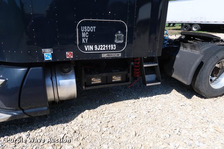 image for item DD1630 2009 Kenworth T660 semi truck