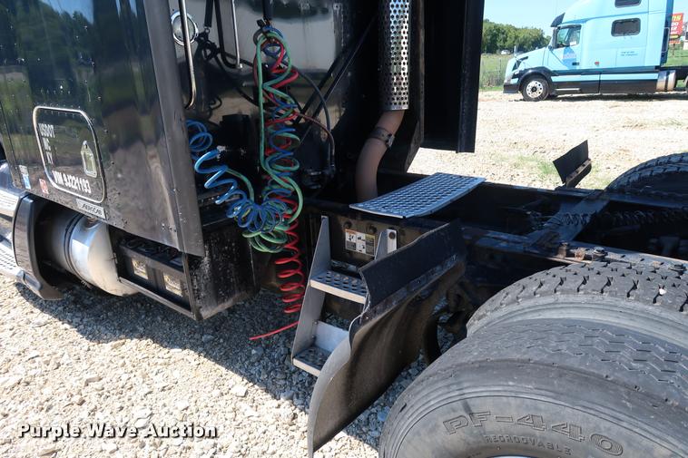 image for item DD1630 2009 Kenworth T660 semi truck