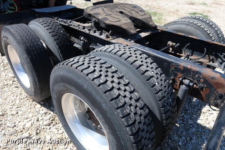 image for item DD1630 2009 Kenworth T660 semi truck