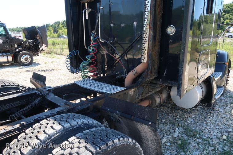 image for item DD1630 2009 Kenworth T660 semi truck