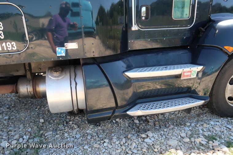 image for item DD1630 2009 Kenworth T660 semi truck