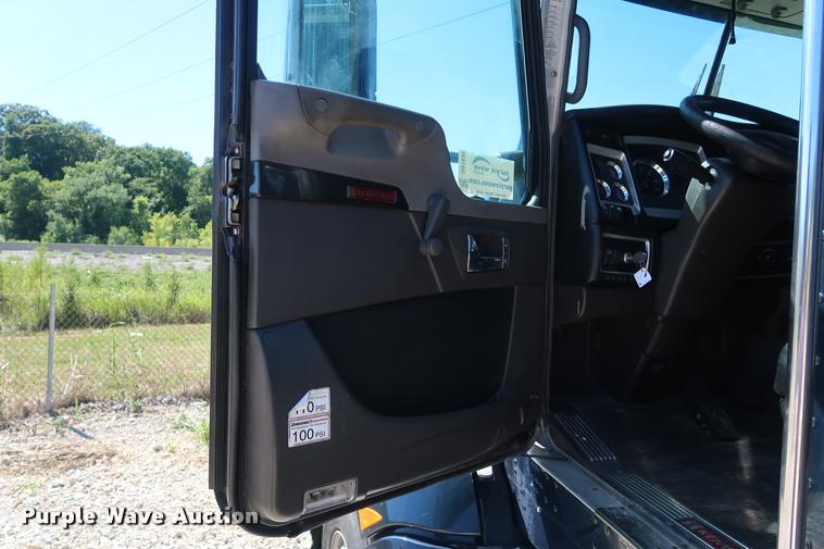 image for item DD1630 2009 Kenworth T660 semi truck