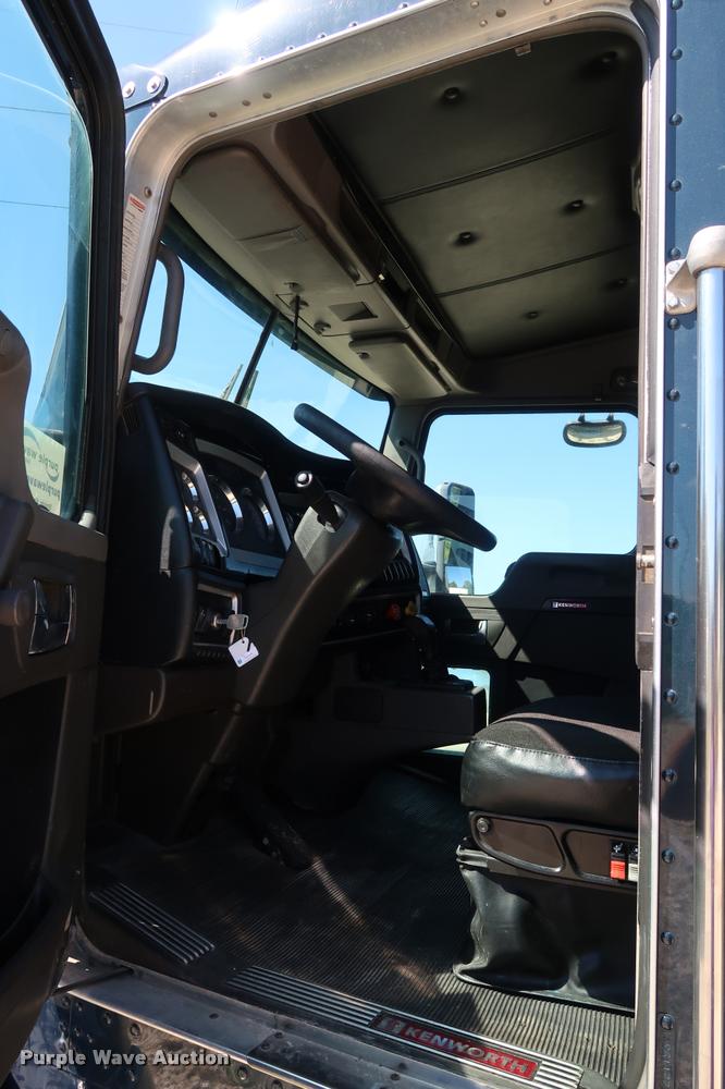 image for item DD1630 2009 Kenworth T660 semi truck
