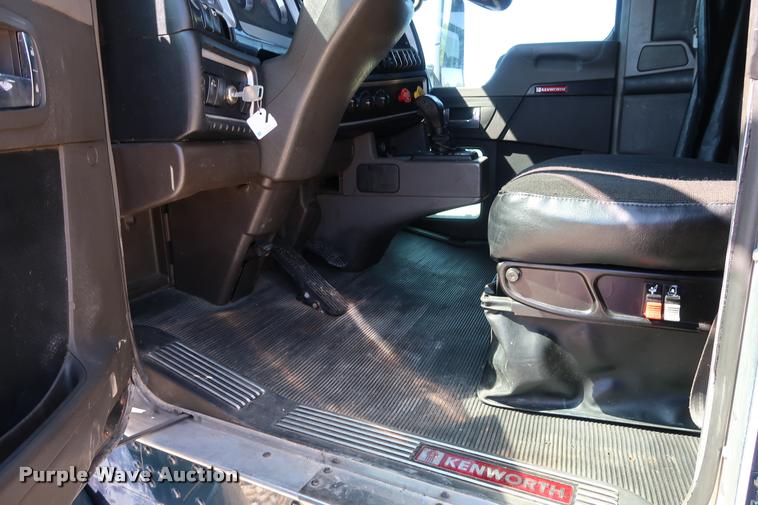 image for item DD1630 2009 Kenworth T660 semi truck