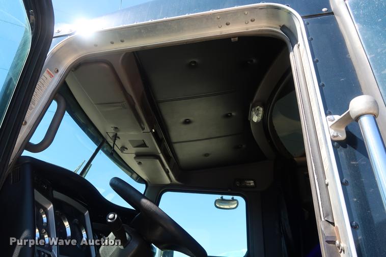 image for item DD1630 2009 Kenworth T660 semi truck