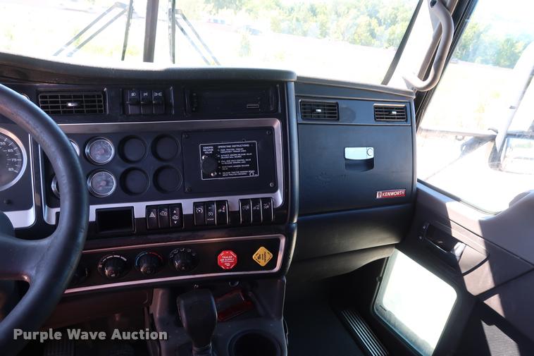 image for item DD1630 2009 Kenworth T660 semi truck