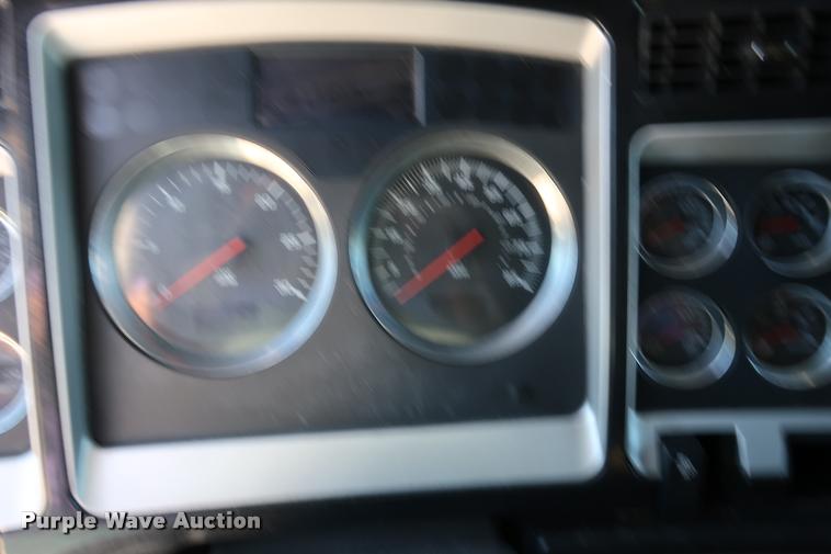 image for item DD1630 2009 Kenworth T660 semi truck