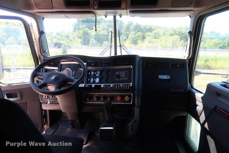 image for item DD1630 2009 Kenworth T660 semi truck