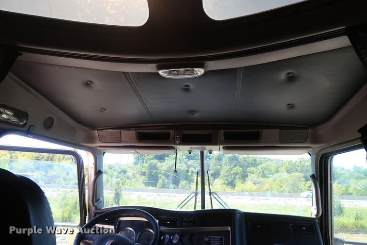 image for item DD1630 2009 Kenworth T660 semi truck