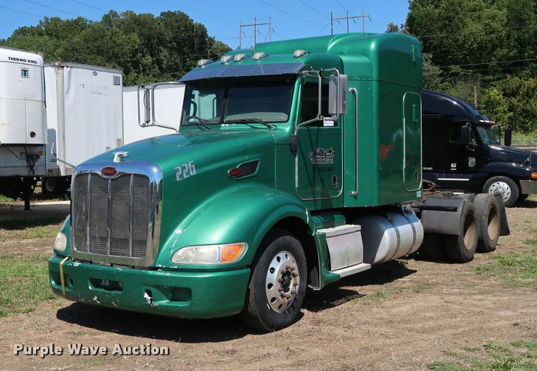 image for item DD1631 2009 Peterbilt 386 semi truck